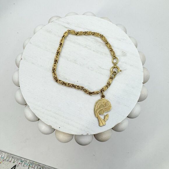 Vintage Praying Hands Mary Etched Charm Bracelet Gold Tone Snail Chain 6.5” - Picture 3 of 6